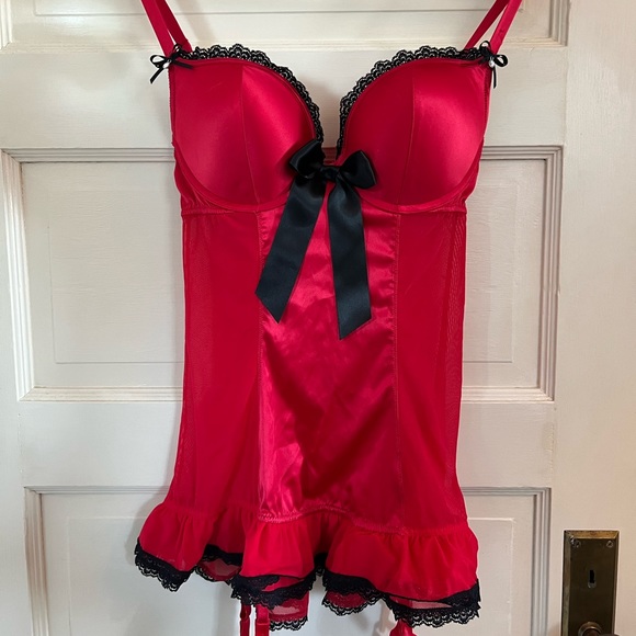 Red lacy lingerie - Picture 1 of 4
